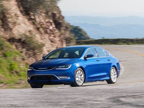 2015-chrysler-200s-action-04-600-001