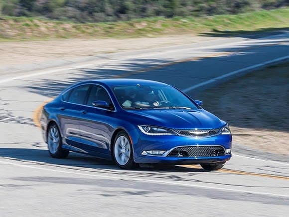 2015-chrysler-200s-action-05-600-001