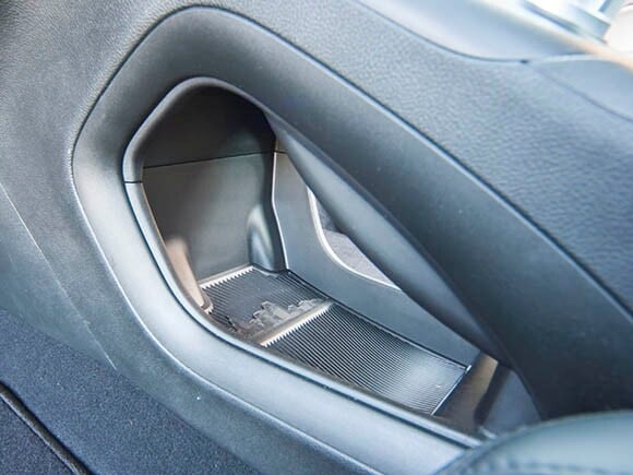 2015-chrysler-200s-interior-02-600-001