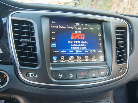 2015-chrysler-200s-interior-03-600-001
