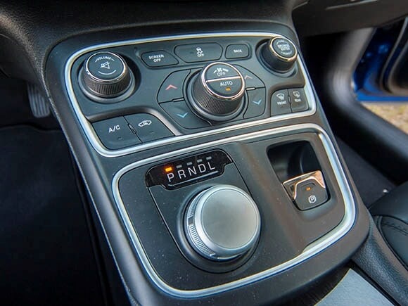 2015-chrysler-200s-interior-04-600-001
