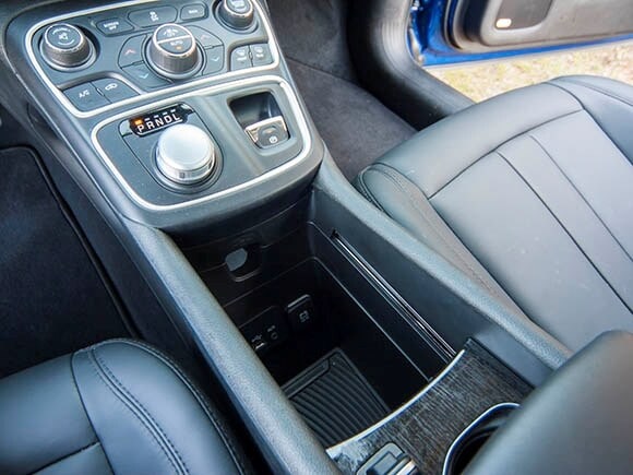 2015-chrysler-200s-interior-05-600-001