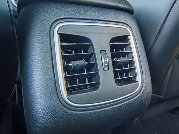 2015-chrysler-200s-interior-07-600-001
