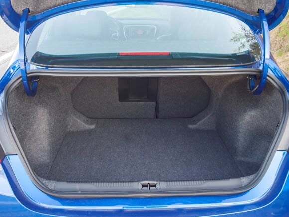 2015-chrysler-200s-interior-09-600-001