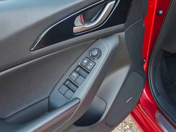 2015-mazda3-interior-01-600-001