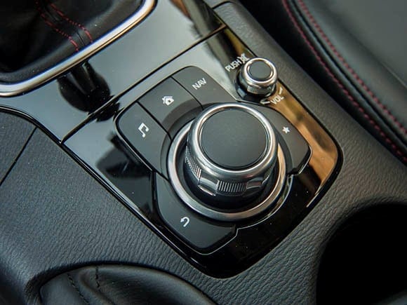 2015-mazda3-interior-07-600-001