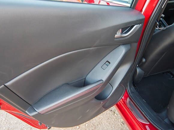2015-mazda3-interior-10-600-001