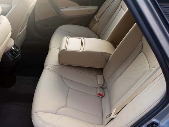 2016-hyundai-azera-interior-rear-seat-look-in1-600-001