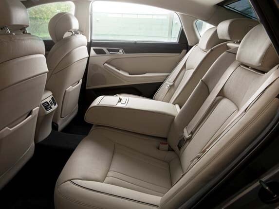 2016-hyundai-genesis-interior-rear-look-in1-600-001