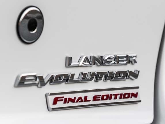 2016-mitsubishi-lancer-evolution-final-edition-badge-detail1-600-001