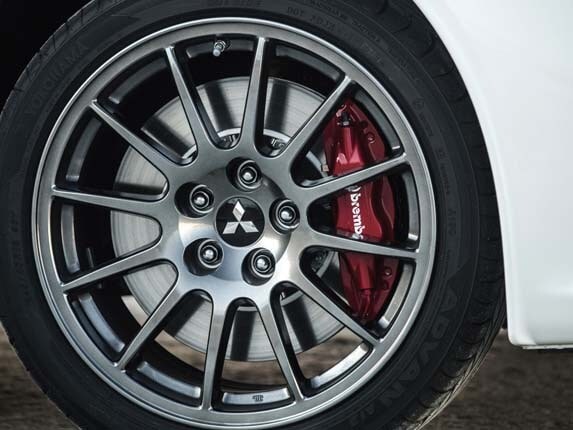 2016-mitsubishi-lancer-evolution-final-edition-wheel-tire-brake-detail1-600-001