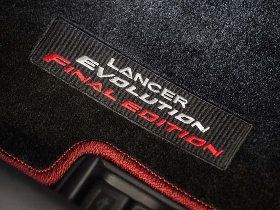 2016-mitsubishi-lancer-evolution-floormat-detail1-600-001