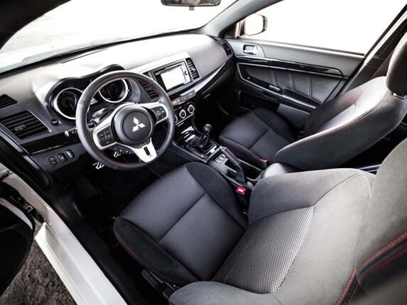 2016-mitsubishi-lancer-evolution-interior-front1-600-001