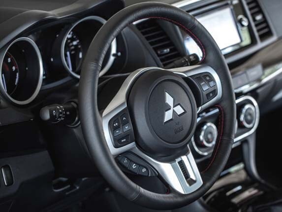 2016-mitsubishi-lancer-evolution-steering-wheel-detail1-600-001