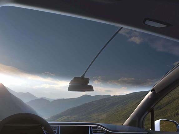 2016-tesla-model-x-panoramic-windshield-detail1-600-001