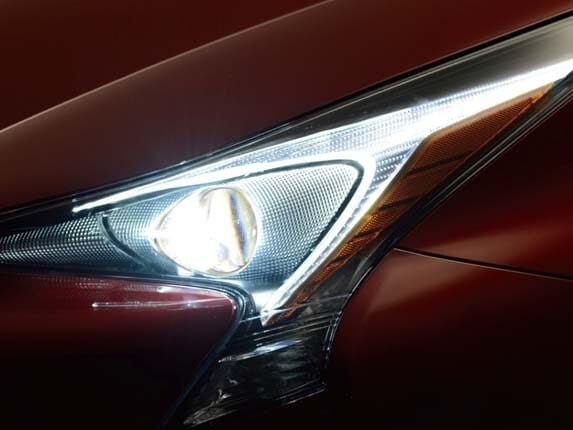 2016-toyota-prius-bi-beam-led-heaadlamps-detail1-600-001