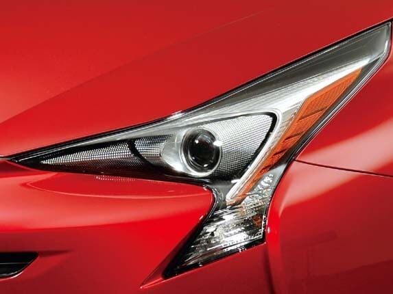 2016-toyota-prius-bi-beam-led-heaadlamps-detail2-600-001