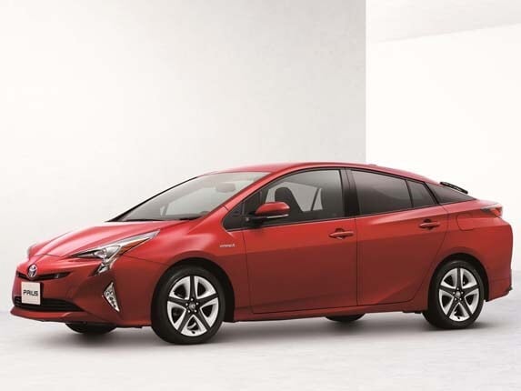 2016-toyota-prius-front-side-static1-lead-600-001
