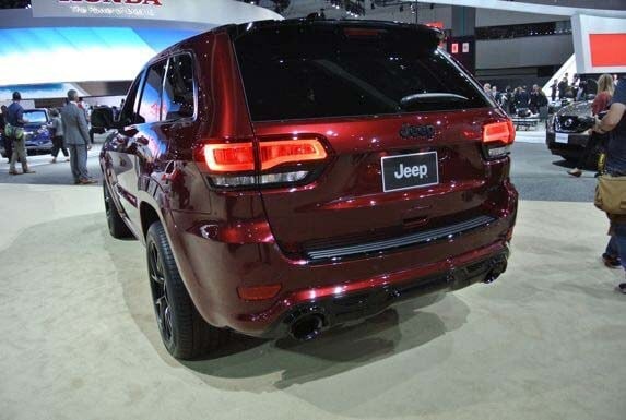 2016-jeep-gc-srt-night-live-15-600-001