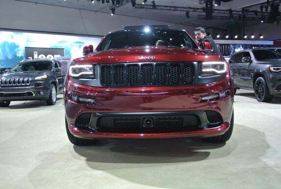 2016-jeep-gc-srt-night-live-2-600-001