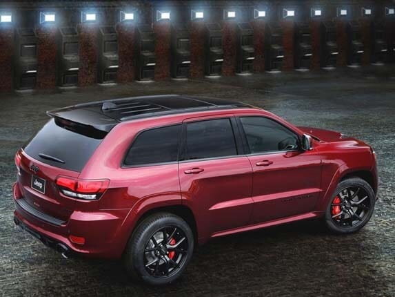 2016-jeep-grand-cherokee-srt-night-rear-side-static1-600-001