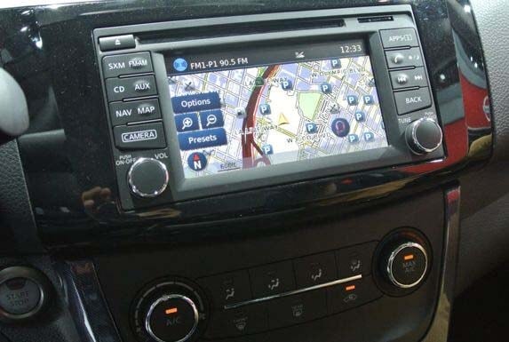 2016-nissan-sentra-live-17-600-001