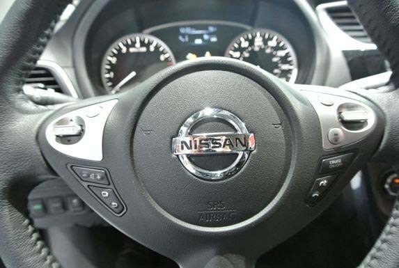 2016-nissan-sentra-live-31-600-001