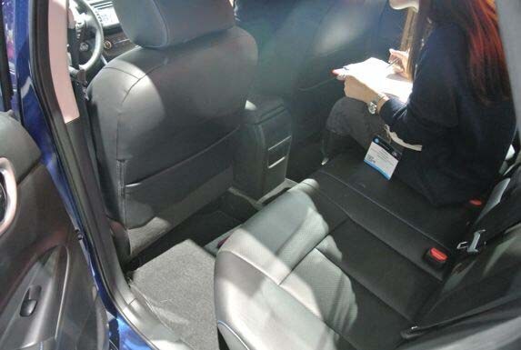 2016-nissan-sentra-live-35-600-001
