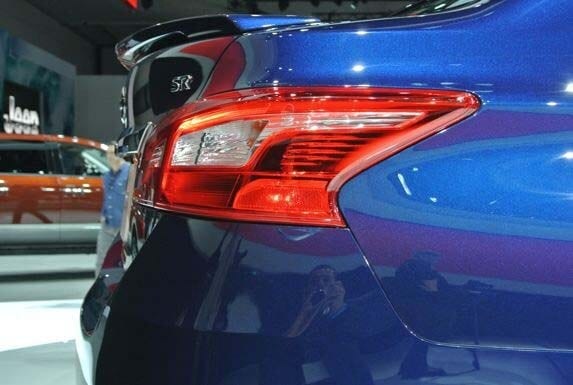 2016-nissan-sentra-live-37-600-001