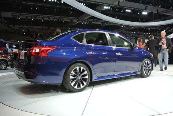 2016-nissan-sentra-live-38-600-001