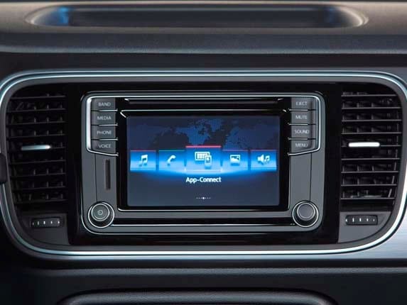 2016-volkswagen-beetle-denim-interior-app-connect-screen-detail1-600-001
