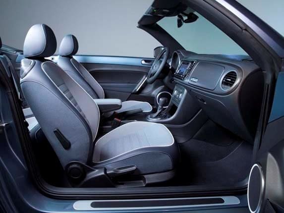 2016-volkswagen-beetle-denim-interior-overall-look-inl1-600-001