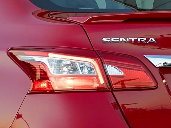 2016_nissan_sentra_15-600-001