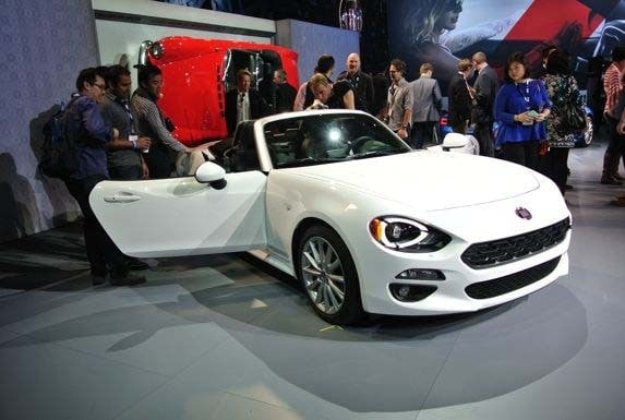 2017-fiat-124-spider-live-2-600-001