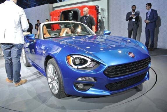 2017-fiat-124-spider-live10-600-001