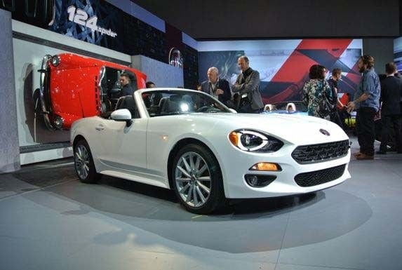 2017-fiat-124-spider-live11-600-001