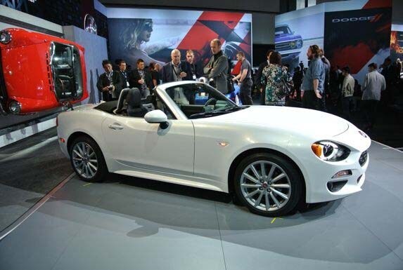 2017-fiat-124-spider-live12-600-001