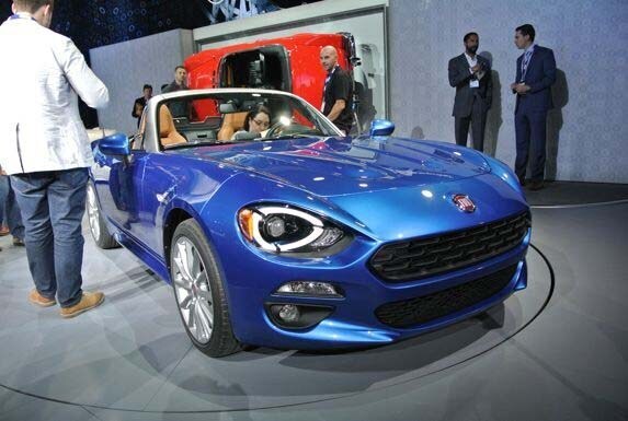 2017-fiat-124-spider-live14-600-001
