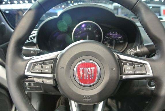 2017-fiat-124-spider-live16-600-001