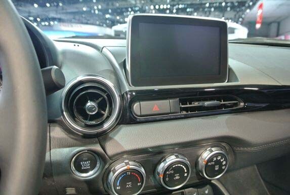 2017-fiat-124-spider-live18-600-001