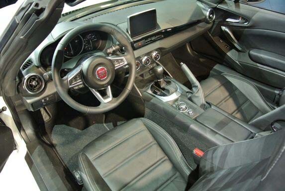 2017-fiat-124-spider-live19-600-001