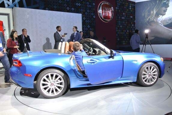 2017-fiat-124-spider-live3-600-001