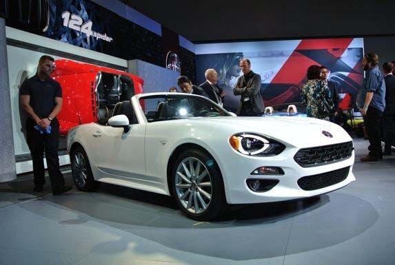 2017-fiat-124-spider-live9-600-001