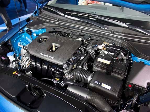 2017-hyundai-elantra-09-600-001