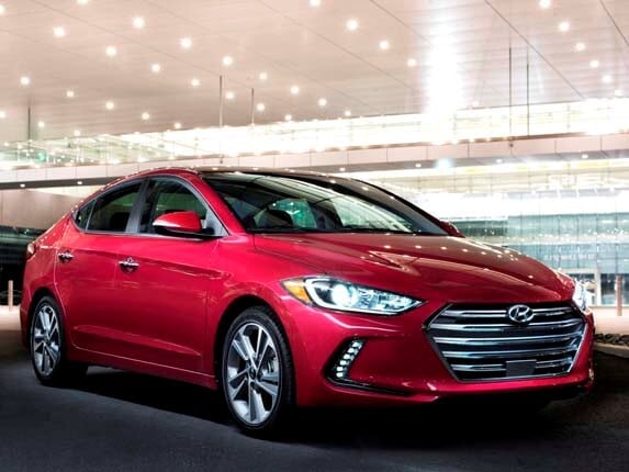 2017-hyundai-elantra-sedan-front-side-static2-600-001