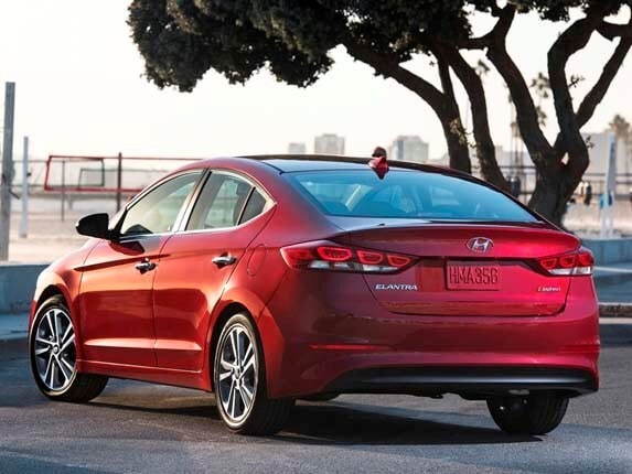 2017-hyundai-elantra-sedan-rear-static1-600-001