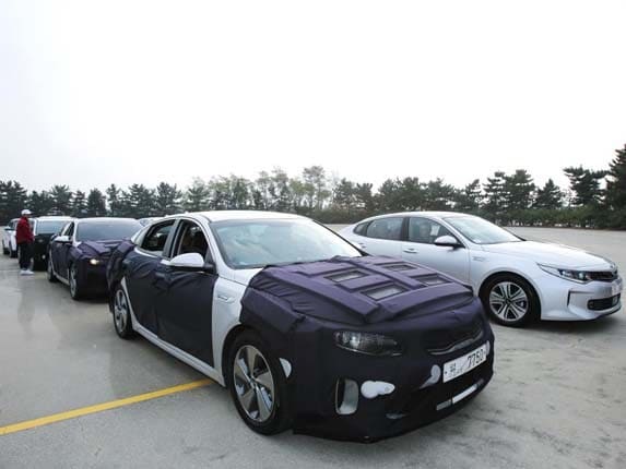 2017-kia-optima-hybrid-and-plug-in-group-drive-staging1-600-001