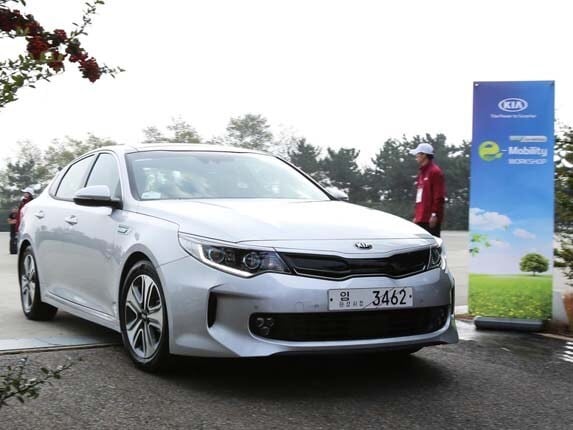 2017-kia-optima-hybrid-front-action2-600-001