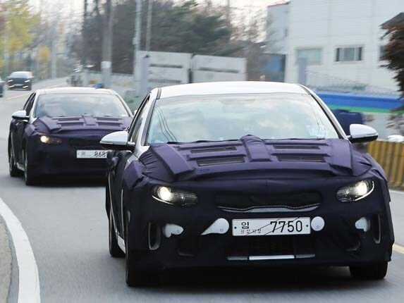 2017-kia-optima-plug-in-hybrid-prototype-front-action-group1-600-001