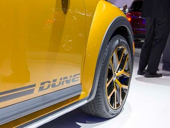 2017-volkswagen-beetle-dune-show-02-600-001